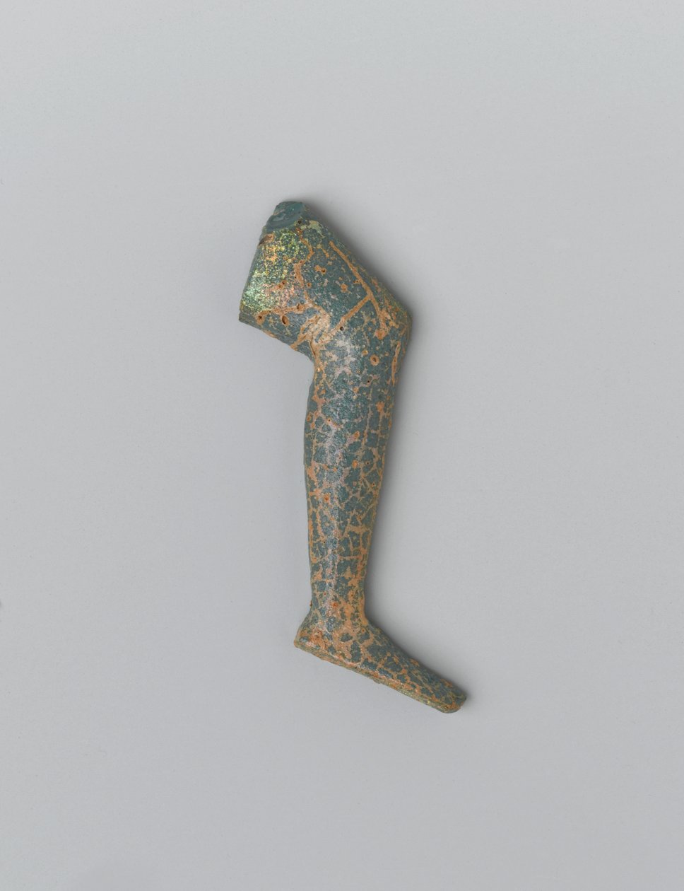 Lite blågrønt ugjennomsiktig glass menneskebein fra en innleggsfigur (glass) av Egyptian