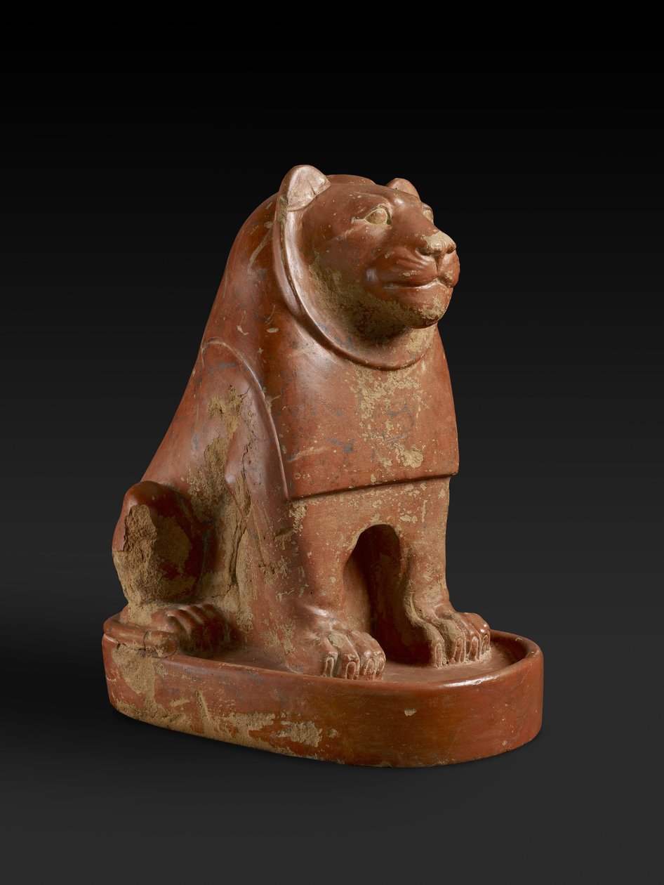 Statuett av en løve som sitter på en sokkel, fra tempelområdet i Hierakonpolis, egyptisk, sent protodynastisk, slutten av det gamle riket, ca. 2700-2200 f.Kr. (keramikk) av Egyptian