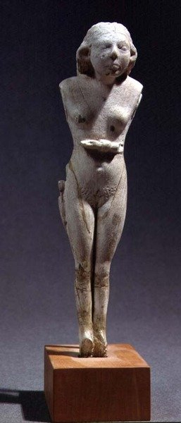 Statuett av en naken kvinne, Thinite Period, ca. 3100-2700 f.Kr. (flodhest elfenben) av Egyptian