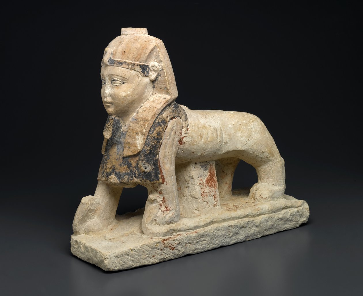 Guden Tutu som en sfinks som tråkker på slanger (kalkstein) av Egyptian