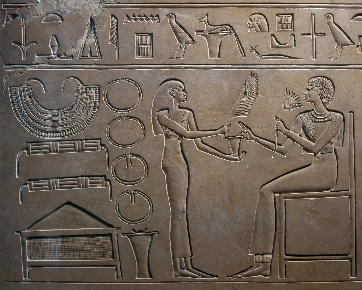 Detalj av lettelse med tjener som viser juveler til dronningen, fra Sarcophagus of Queen Kawit, Temple of Mentuhotep II, Deir el Bahari, Egypt av Egyptian 11th Dynasty