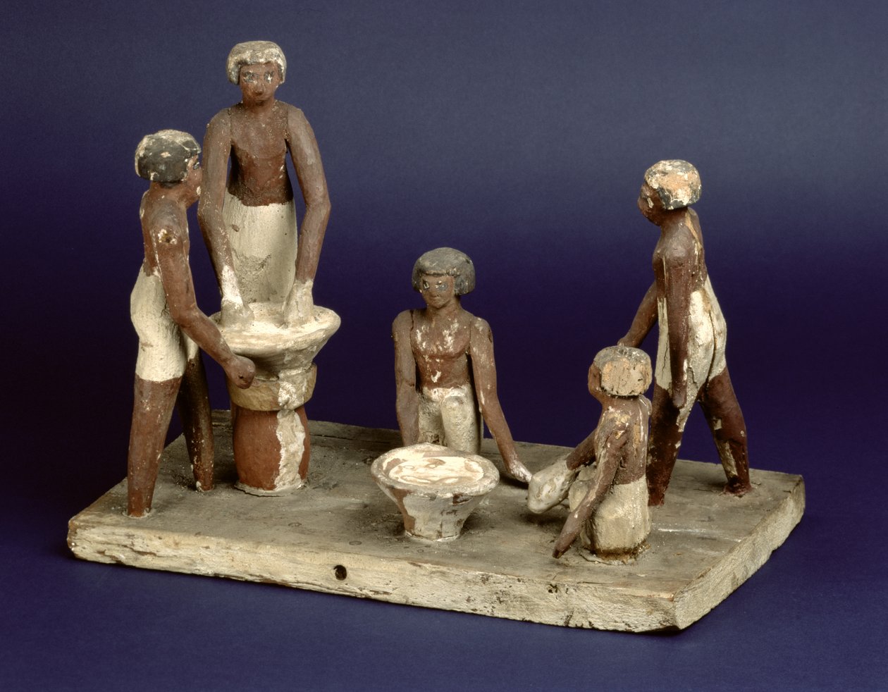 Modell av fem menn som brygger, fra Beni Hasan, Middle Kingdom, ca. 2035-1668 f.Kr. (malt tre) av Egyptian 11th Dynasty