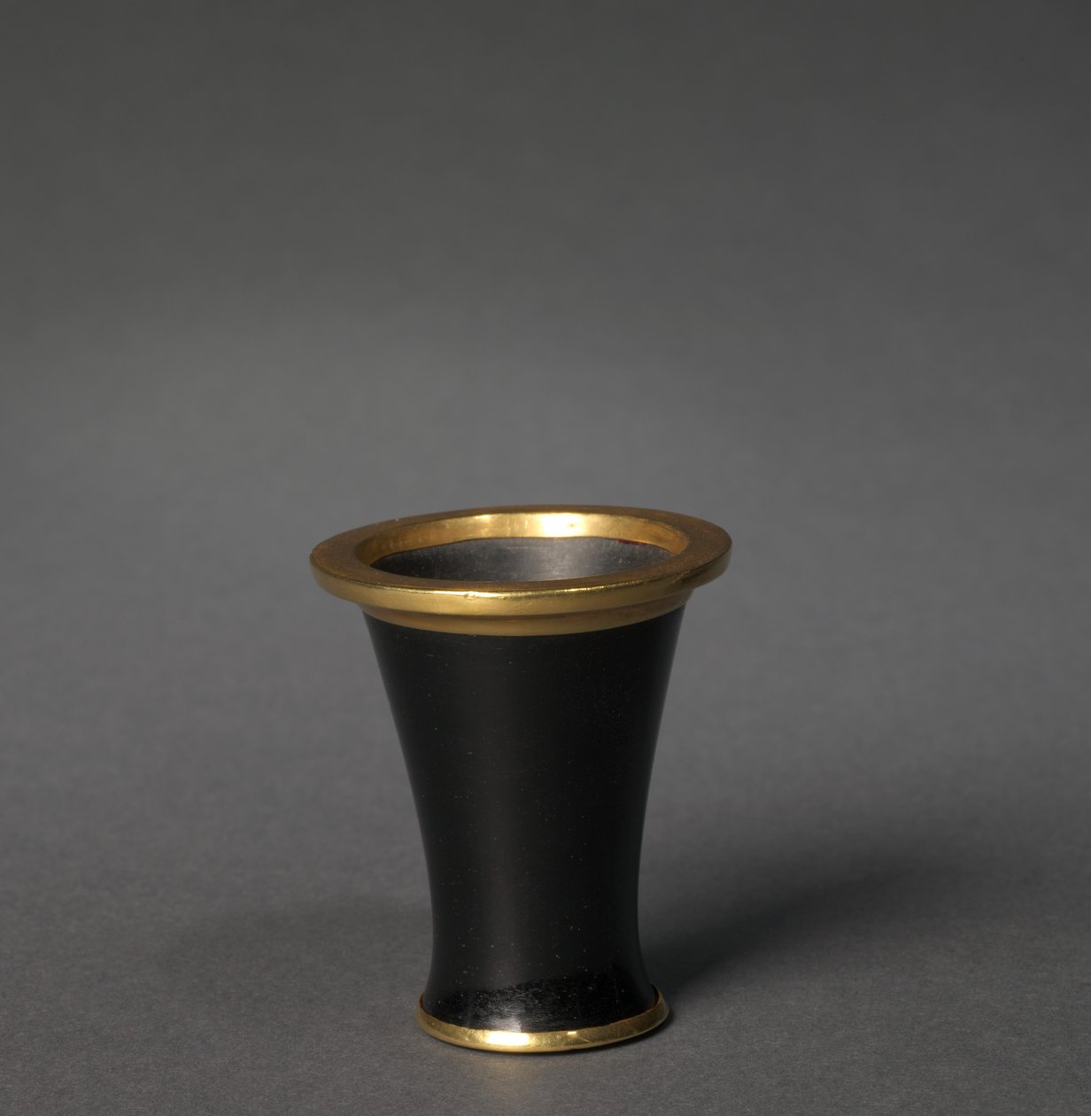 Kosmetisk kar (beger), ca. 1859–1814 f.Kr. (obsidian og gull) av Egyptian 12th Dynasty