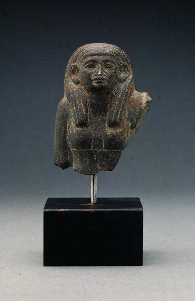 Hode og skuldre til en kvinne fra en gruppestatue, sannsynligvis en begravelsesdyade, Middle Kingdom (basalt) av Egyptian 12th Dynasty