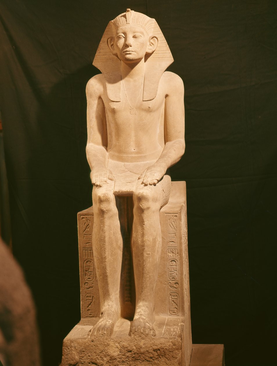 Sittende statue av Amenemhat III (1843–1798 f.Kr.) (kalkstein) av Egyptian 12th Dynasty
