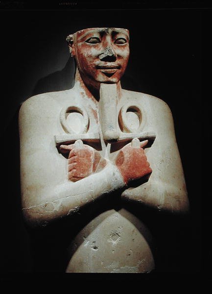 Statue av Sesostris I (ca. 1918-1875 f.Kr.) holder ankhen i begge hender krysset over brystet, fra Karnak-tempelet, New Kingdom (malt stein) av Egyptian 12th Dynasty