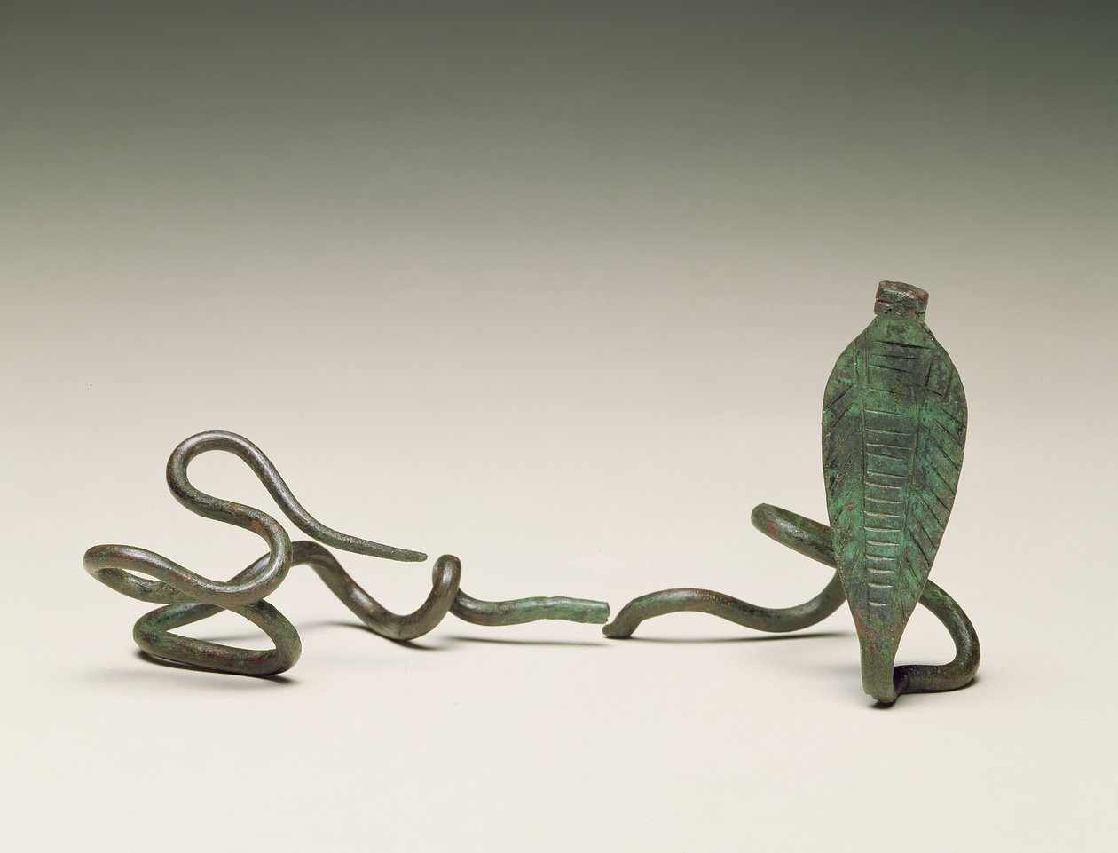 Stav i form av en uraeus, fra grav 5 av Ramesseum, Theben, Middle Kingdom, 1773-1650 f.Kr. (kobberlegering) av Egyptian 13th Dynasty