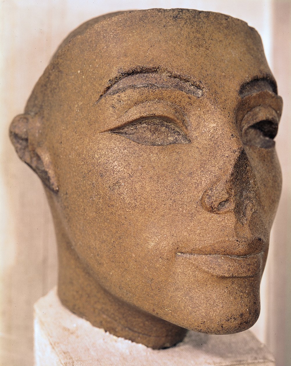 Et kongelig hode, muligens av Nefertiti, fra Memphis, New Kingdom (kvartsitt) (se også 226534) av Egyptian 18th Dynasty