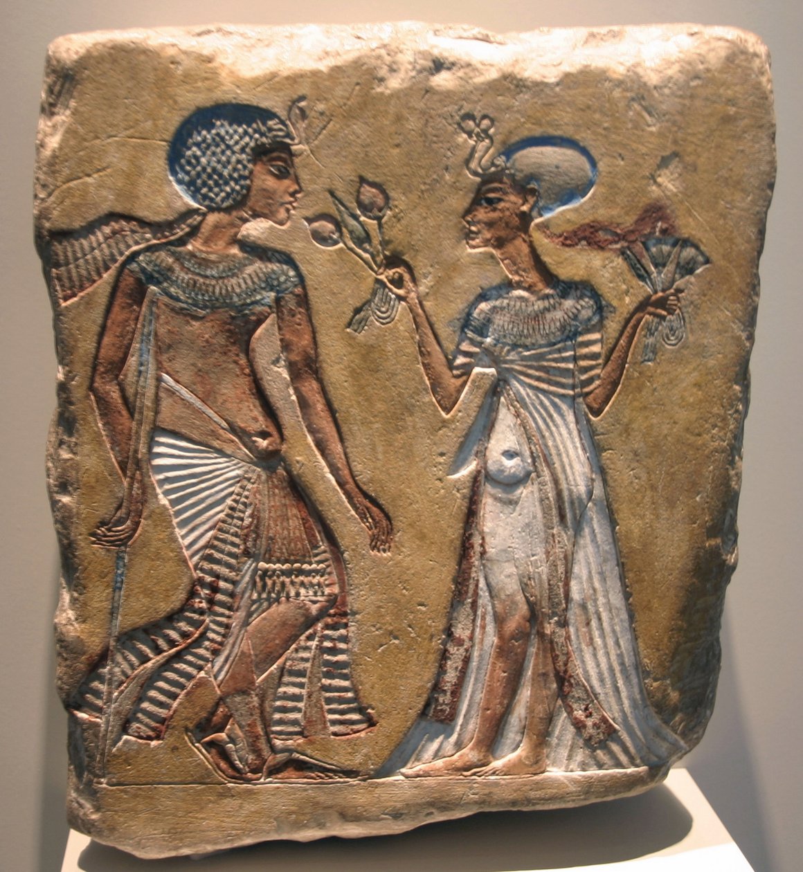 Akhenaten (regjerte 1353-1336 f.Kr.) og Nefertiti (c1370 f.Kr.-c1330 f.Kr.) Den egyptiske farao Akhenatens store kongelige kone. Relieff i det egyptiske museet i Altes Museum Berlin. av Egyptian 18th Dynasty