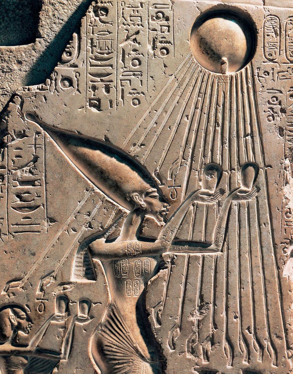 Gamle egyptiske antikken: basrelieff som viser Amenophis IV (Akhenaten eller Amenhotep) (1352–1338 f.Kr.) og hans familie som hyller guden Aten. Detalj som representerer faraoen. 1364–1347 f.Kr. (kalkstein) av Egyptian 18th Dynasty