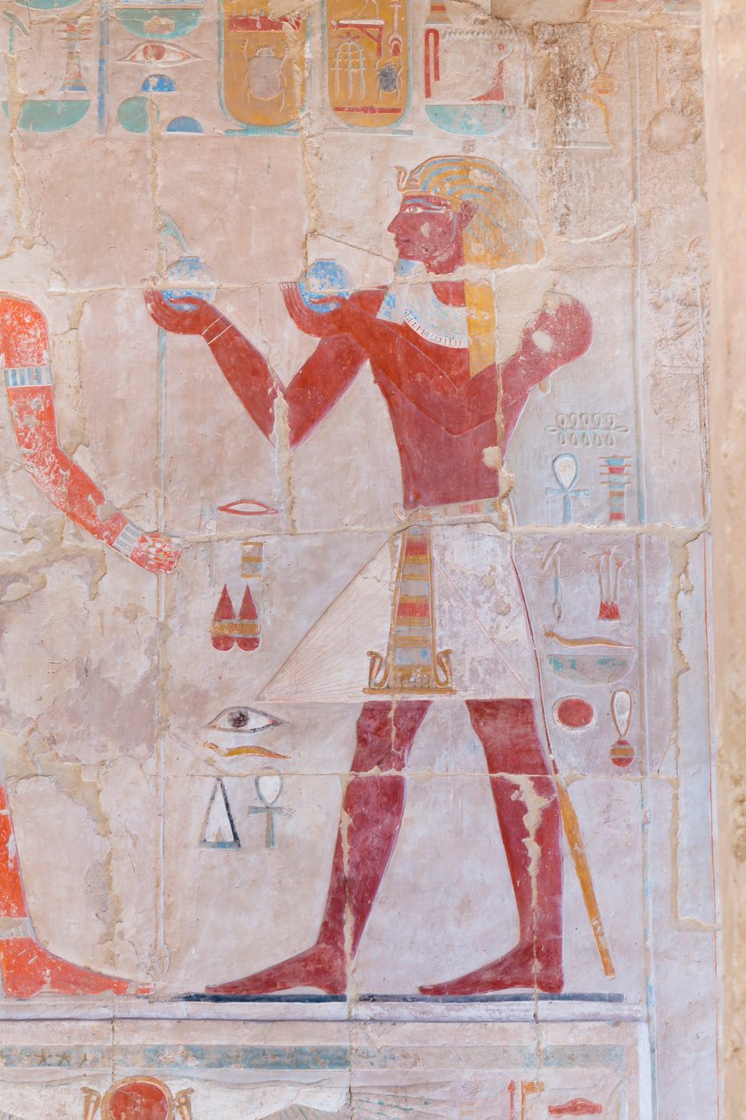 Basrelieffbilde som viser en farao som gir offer, Hatshepsut-tempelet til Deir Al Bahari, Luxor, Egypt (bilde) av Egyptian 18th Dynasty