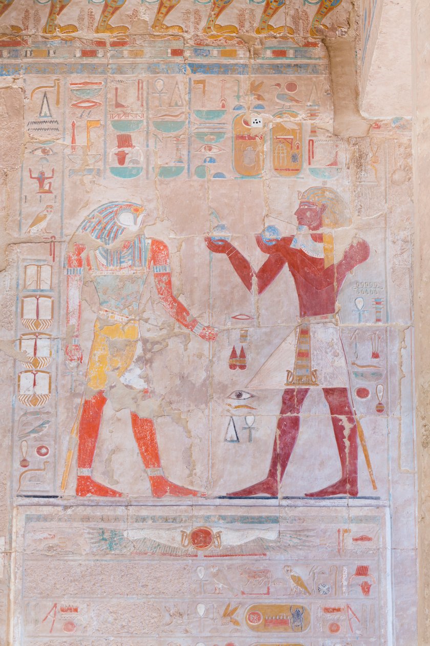 Basrelieffbilde som viser faraoen (til høyre) som gir ofringer til guden Horus, Hatshepsut-tempelet til Deir Al Bahari, Luxor, Egypt (bilde) av Egyptian 18th Dynasty