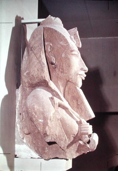 Byste av Amenophis IV (Akhenaten) (ca. 1364-1347 f.Kr.) fra Temple of Amun, Karnak, ca. 1353-1337 f.Kr. (sandstein) av Egyptian 18th Dynasty