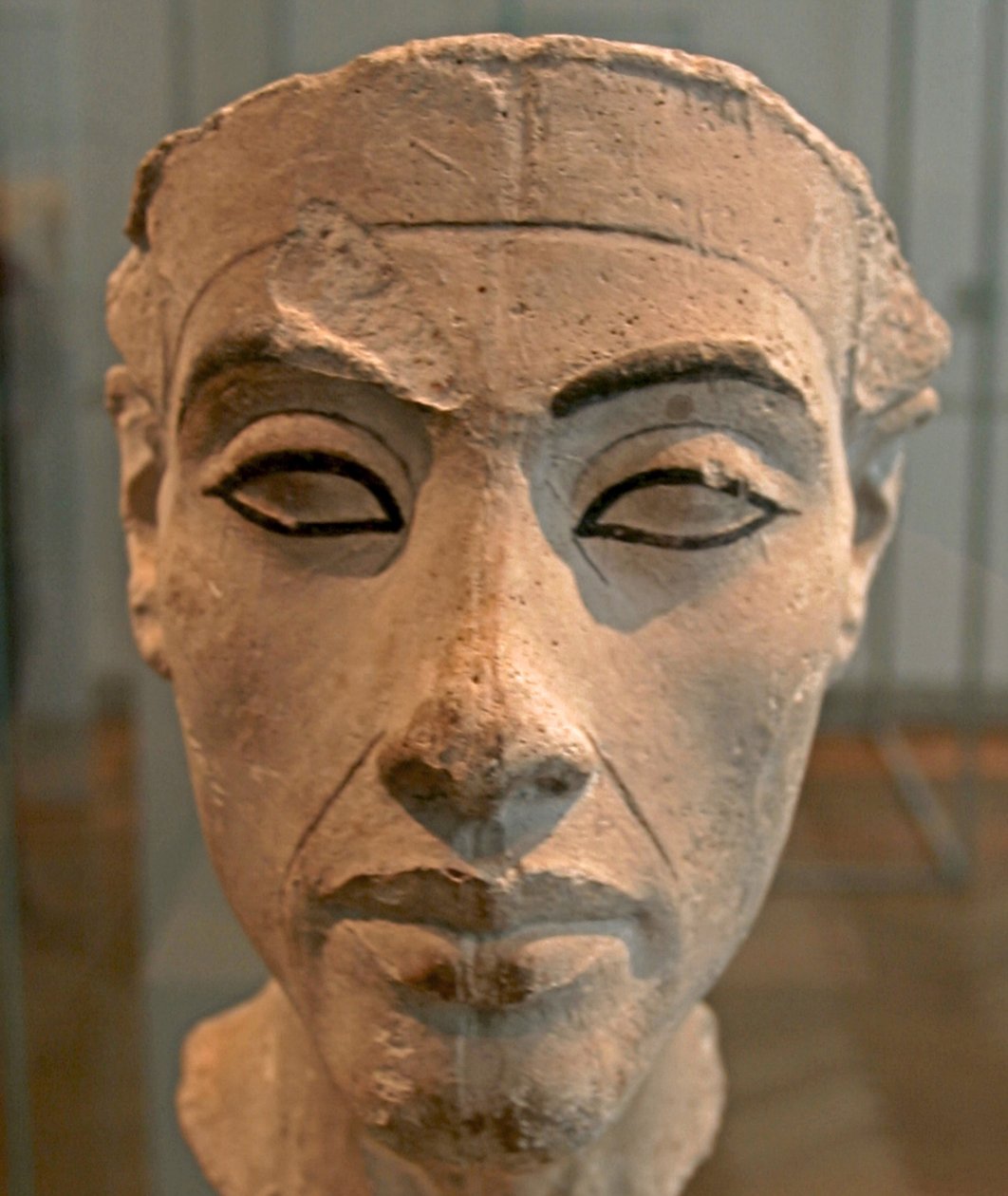 Byste av Nefertiti (c1370-c1330 f.Kr.) Store kongelige hustru (hovedkonsort) til den egyptiske farao Akhenaten. Nefertiti og mannen hennes var kjent for en religiøs revolusjon. De begynte å tilbe bare én gud, Aten, solskive. av Egyptian 18th Dynasty