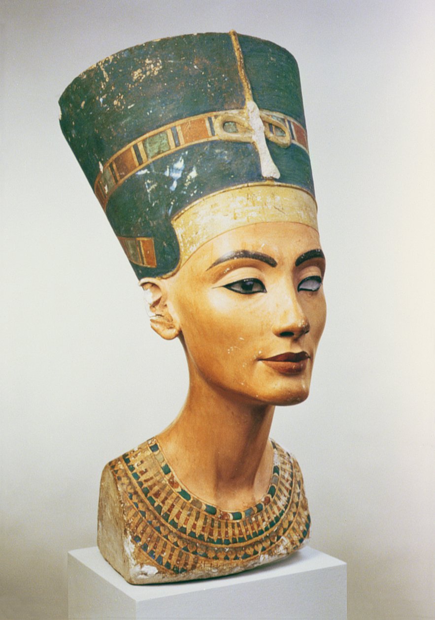 Byste av dronning Nefertiti, fra studioet til billedhuggeren Thutmose ved Tell el-Amarna (malt kalkstein) (se også 114019, 114020 og 267404) av Egyptian 18th Dynasty