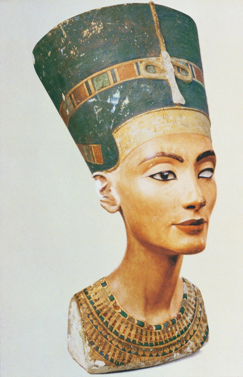 Byste av dronning Nefertiti, fra studioet til billedhuggeren Thutmose ved Tell el-Amarna (malt kalkstein) (se også 114018, 114019 og 114020) av Egyptian 18th Dynasty