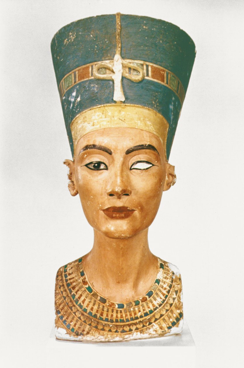 Byste av dronning Nefertiti, sett forfra, fra studioet til billedhuggeren Thutmose ved Tell el-Amarna (malt kalkstein) (se også 114018 og 114020) av Egyptian 18th Dynasty