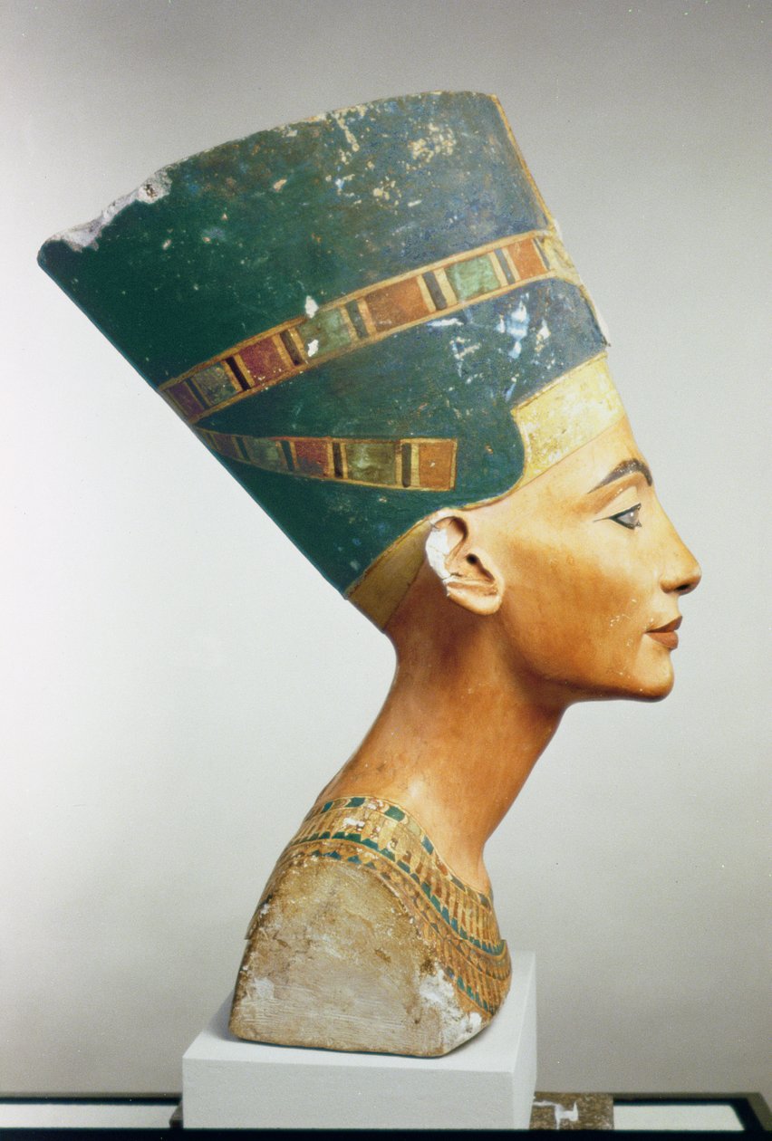 Byste av dronning Nefertiti, sett fra siden, fra studioet til Thutmose ved Tell el-Amarna (malt kalkstein) (se også 114018 og 114019) av Egyptian 18th Dynasty