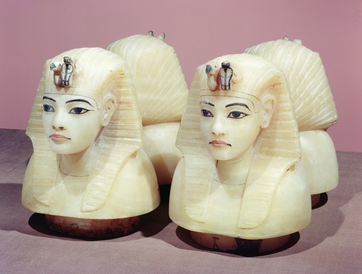 Canopic urner, fra graven til Tutankhamon, New Kingdom (alabaster) (se også 383303, 149422 og 149486) av Egyptian 18th Dynasty
