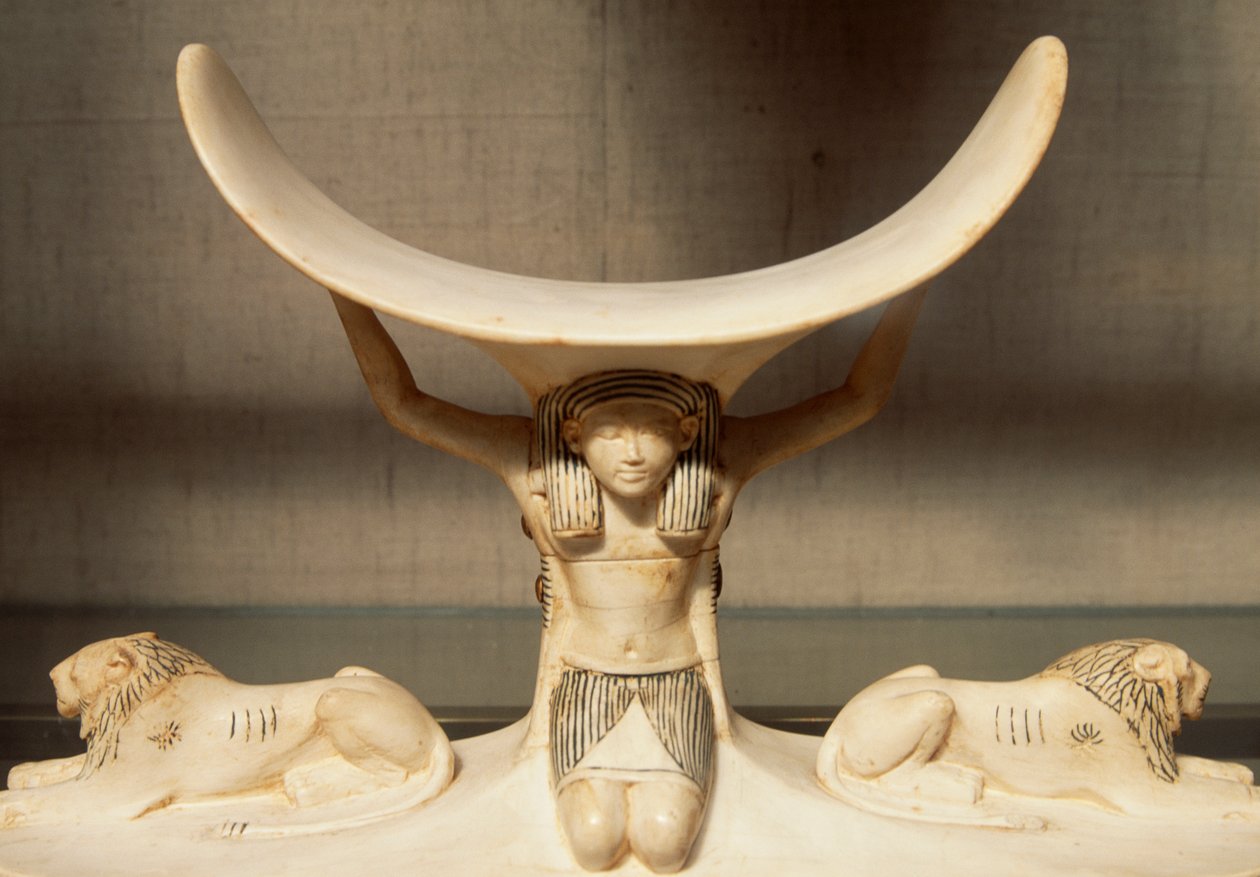 Utskåret hodestøtte i elfenben støttet av Shu, personifisering av luft, fra Tutankhamons grav, egyptisk sivilisasjon, XVIII-dynastiet av Egyptian 18th Dynasty