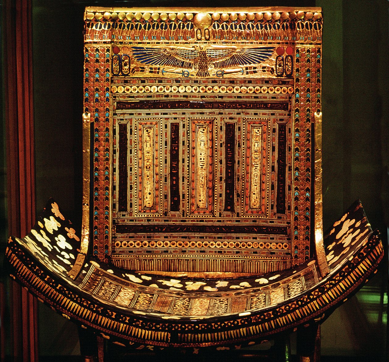Ceremonial Chair of Tutankhamun, detail of the curved seat and back, New Kingdom, c.1325 BC (gilded and inlaid wood) (detail of 59232) av Egyptian 18th Dynasty