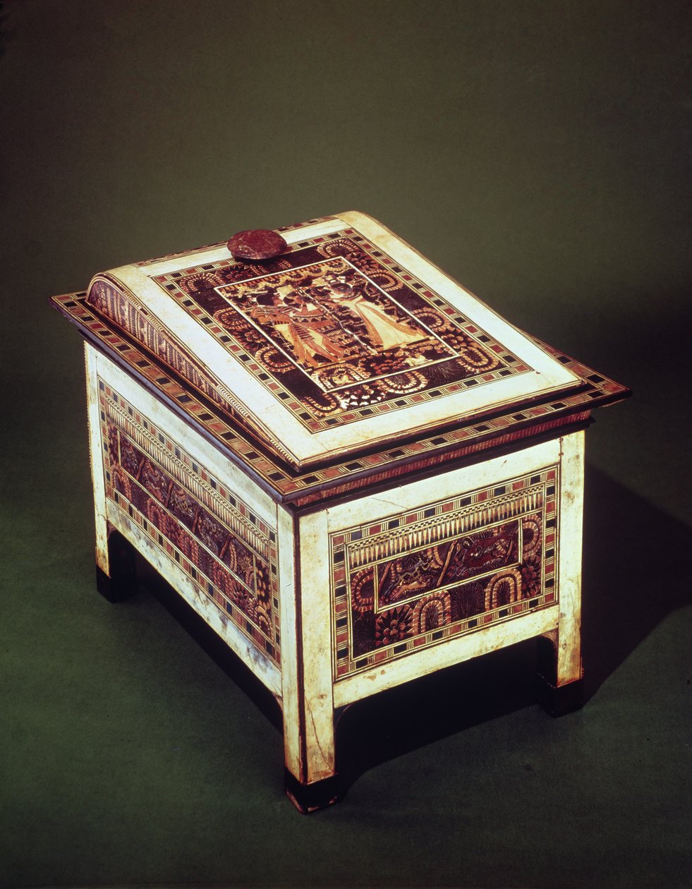 Coffer, fra Tutankhamons grav (ca. 1370-1352 f.Kr.) New Kingdom (tre, bronse, elfenben og farget glasur) (se også 220898) av Egyptian 18th Dynasty
