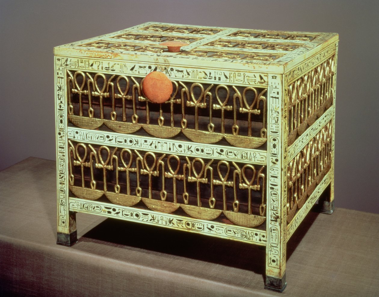 Kasse fra skattkammeret til Tutankhamons grav (ca. 1370-52 f.Kr.) New Kingdom (tre og elfenben med påført gull og sølv) av Egyptian 18th Dynasty