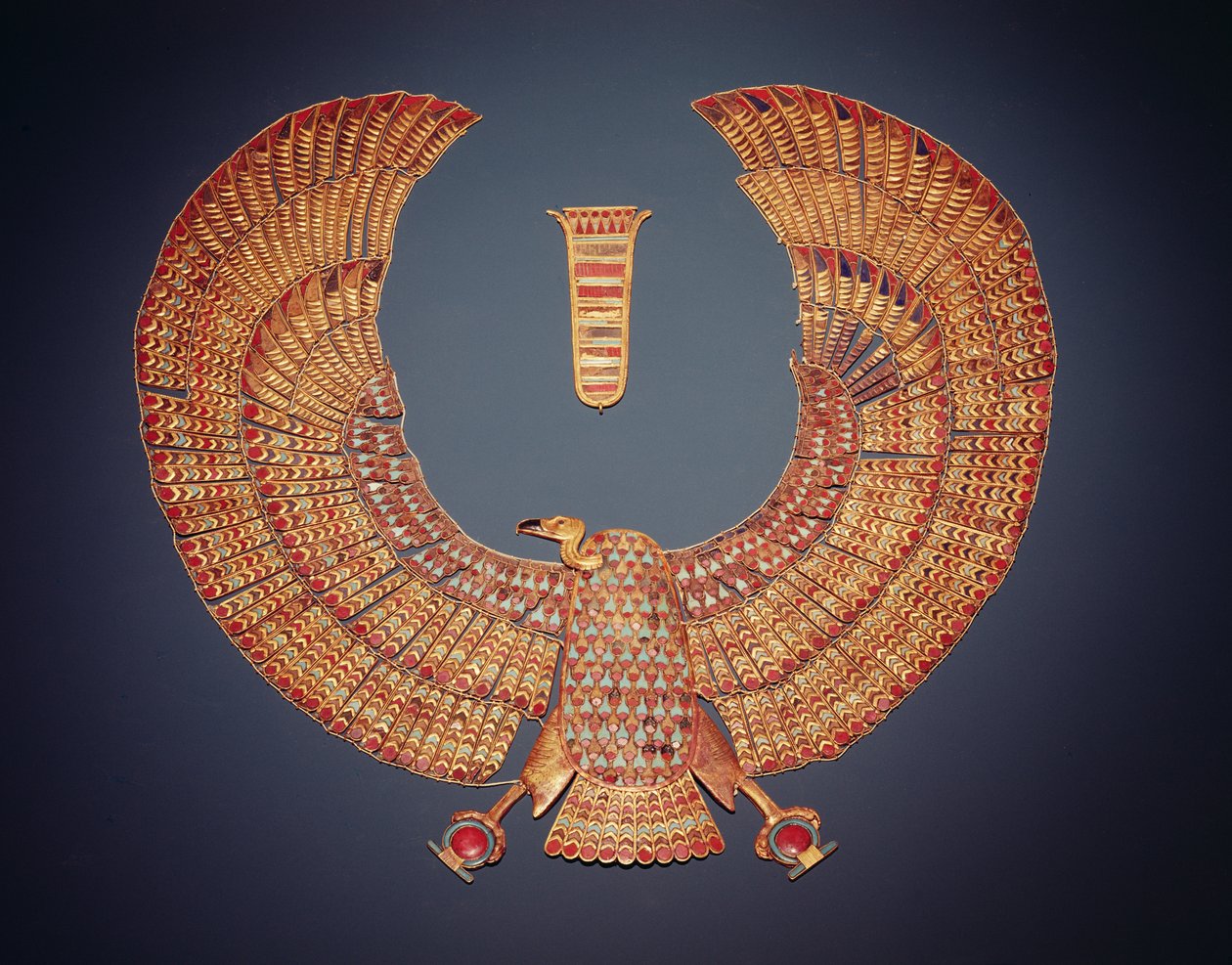 Krage i form av gribbgudinnen Nekhbet, fra graven til Tutankhamon (ca. 1370-1352 f.Kr.) New Kingdom (gull innlagt med halvedelstener) (se også 153789) av Egyptian 18th Dynasty