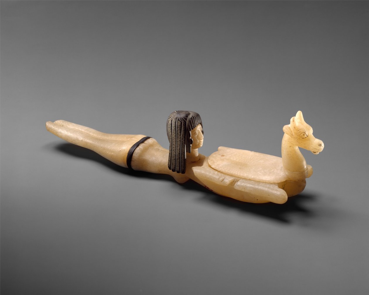 Kosmetisk skje i form av en svømmende kvinne som holder et fat, ca. 1390–1352 f.Kr. (travertin og steatitt) av Egyptian 18th Dynasty