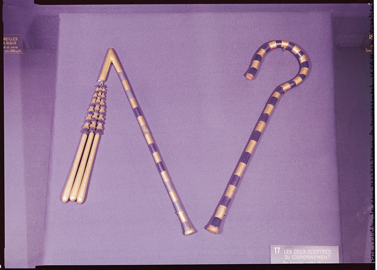Krok og slager, fra Tutankhamons grav (ca. 1370-1352 f.Kr.) New Kingdom (blått glass, obsidian og gull montert på bronse) (se også 227988) av Egyptian 18th Dynasty