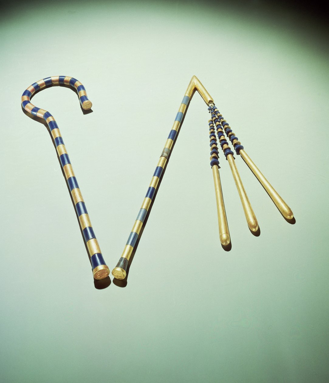 Krok og slager, fra Tutankhamons grav (ca. 1370-1352 f.Kr.) New Kingdom (blått glass, obsidian og gull montert på bronse) (se også 167522) av Egyptian 18th Dynasty