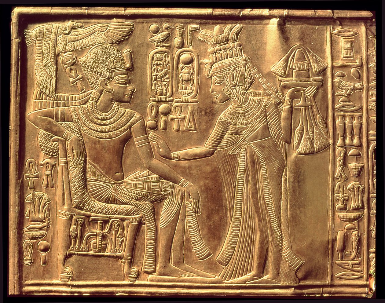 Detalj fra Tutankhamons gyldne helligdom (ca. 1370-52 f.Kr.) som viser dronningen som salver ham med duftende unguent, New Kingdom (tre overlagt med gesso dekket med arkgull) av Egyptian 18th Dynasty