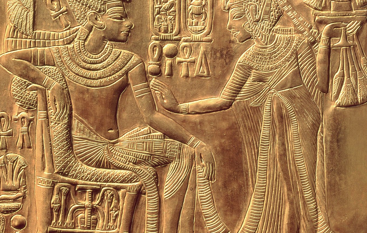 Detalj fra Tutankhamons gyldne helligdom (ca. 1370-52 f.Kr.) som viser dronningen som salver ham med duftende unguent, New Kingdom (tre overtrukket med gesso dekket med arkgull) (detalj fra 148191) av Egyptian 18th Dynasty