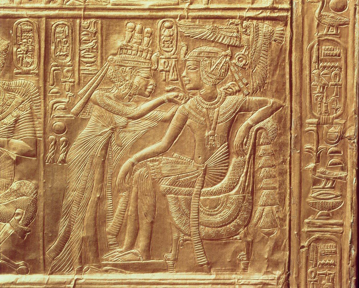 Detalj fra den lille helligdommen til Tutankhamon som viser dronningen som fester et halskjede rundt kongenes hals, New Kingdom, ca. 1340 f.Kr. (gullbelagt) (se også 228562) av Egyptian 18th Dynasty
