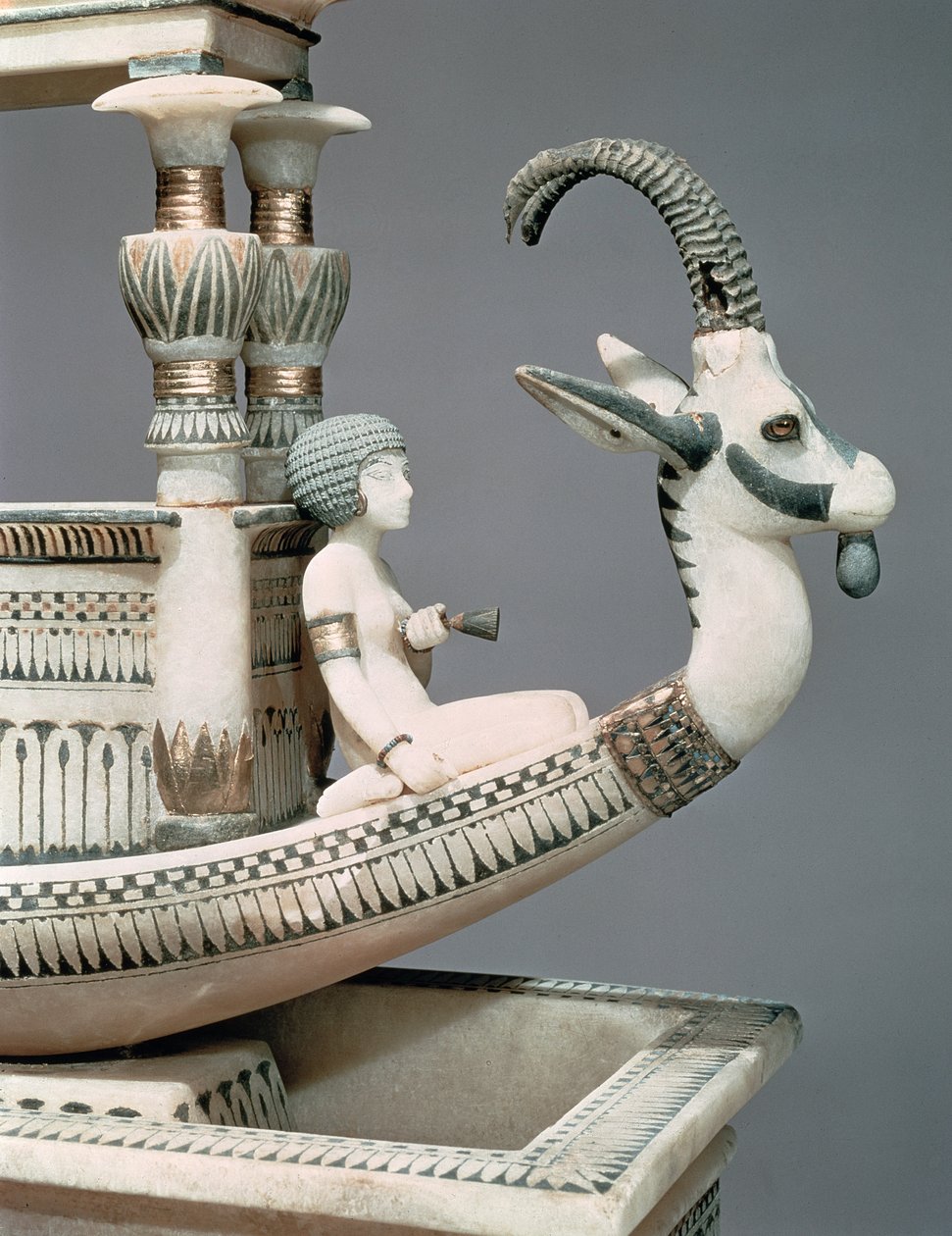 Detalj av baugen på en båt med hodet til en syrisk steinbukk og en skikkelse som antas å være prinsesse Mutnedjmet, fra graven til Tutankhamon (ca. 1370-52 f.Kr.) New Kingdom (alabaster) (se 149413) av Egyptian 18th Dynasty