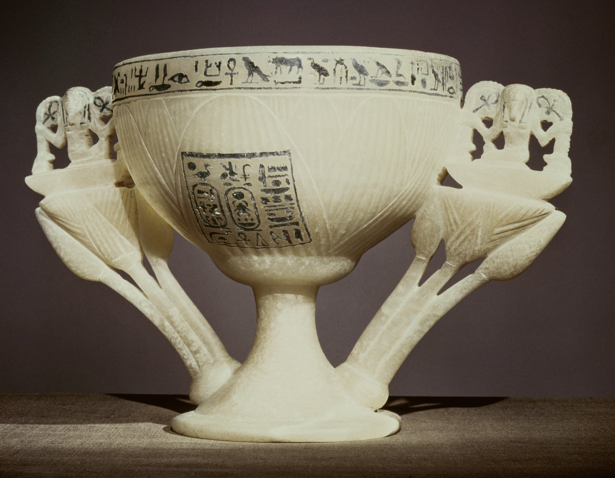 Drikkebeger i form av en halvåpnet lotusblomst, funnet ved inngangen til graven til Tutankhamon (ca. 1370-52 f.Kr.) New Kingdom (alabaster) (se også 162302 & 228555) av Egyptian 18th Dynasty