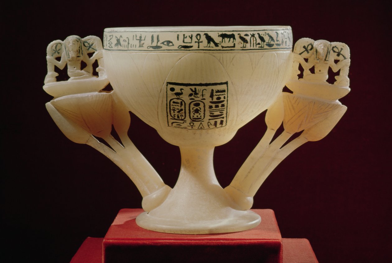 Drikkebeger i form av en halvåpnet lotusblomst, funnet ved inngangen til graven til Tutankhamon (ca. 1370-52 f.Kr.) New Kingdom (alabaster) (se også 149480 & 228555) av Egyptian 18th Dynasty