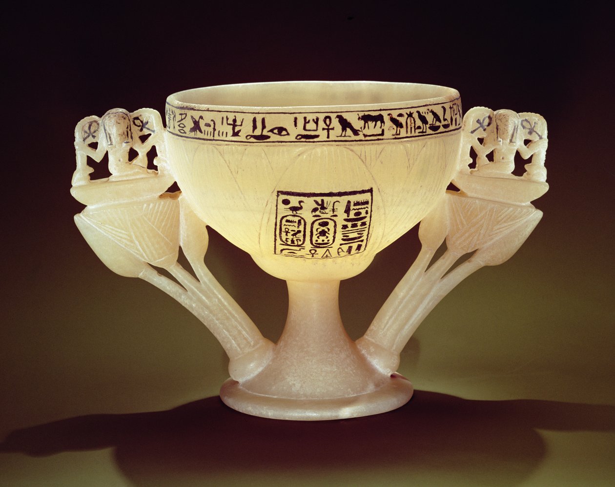 Drikkebeger i form av en halvåpnet lotusblomst, funnet ved inngangen til graven til Tutankhamon (ca. 1370-1352 f.Kr.) New Kingdom (alabaster) (se også 162302 & 149480) av Egyptian 18th Dynasty