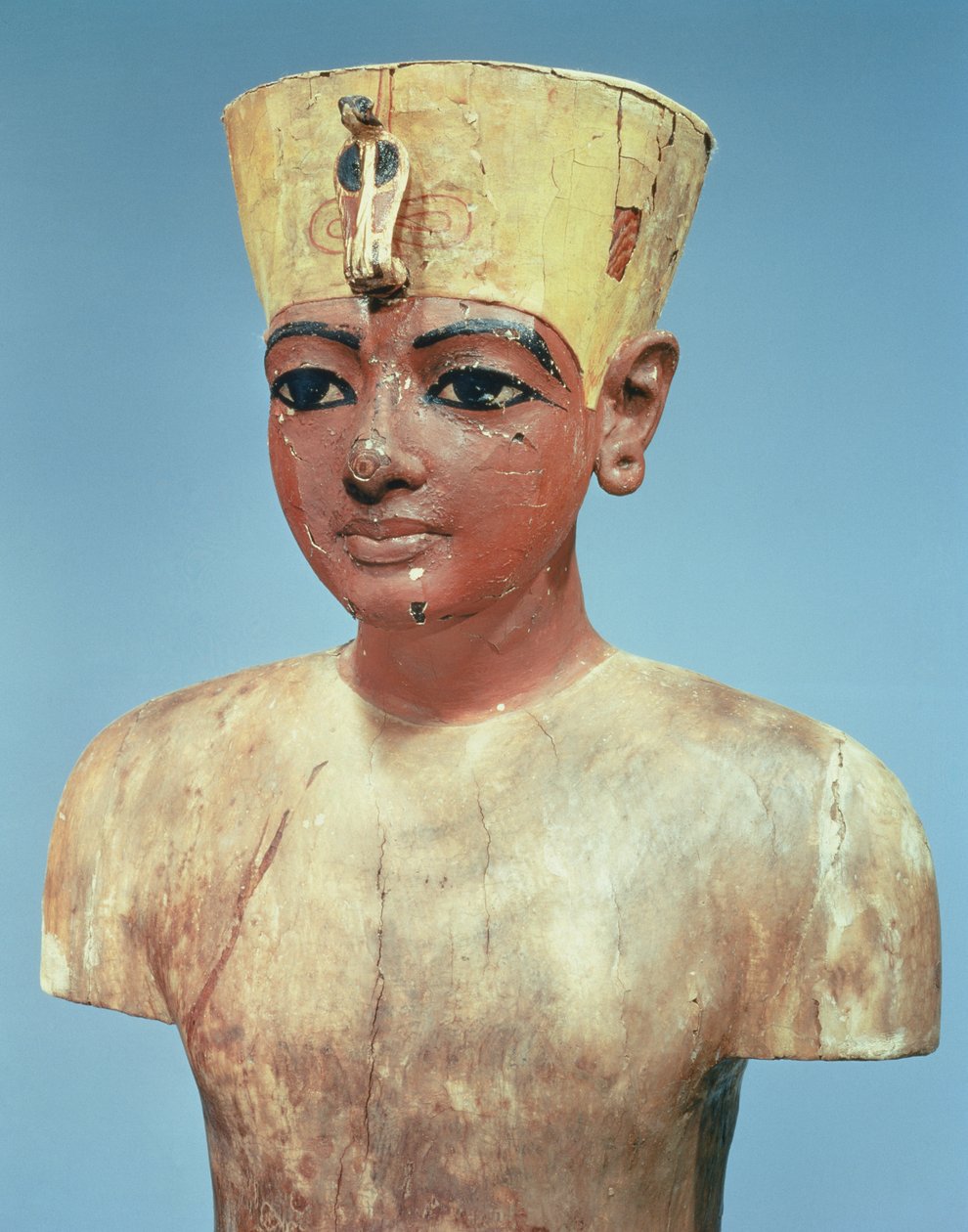Dummy av den unge Tutankhamon (ca. 1370-52 f.Kr.) iført et kompromiss mellom kronen til kongene i Nedre Egypt og hodeplagget til Nefertiti (malt og stukkatur) (se 148193) av Egyptian 18th Dynasty