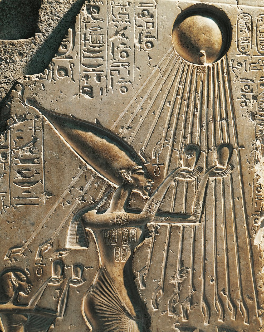 Egypt, Tell el-Amarna, Bas-relieff som viser Amenhotep IV (Farao Akhenaten, ca. 1360-1342) mens han tilber solskiven, attende dynasti, New Kingdom (kalkstein) av Egyptian 18th Dynasty