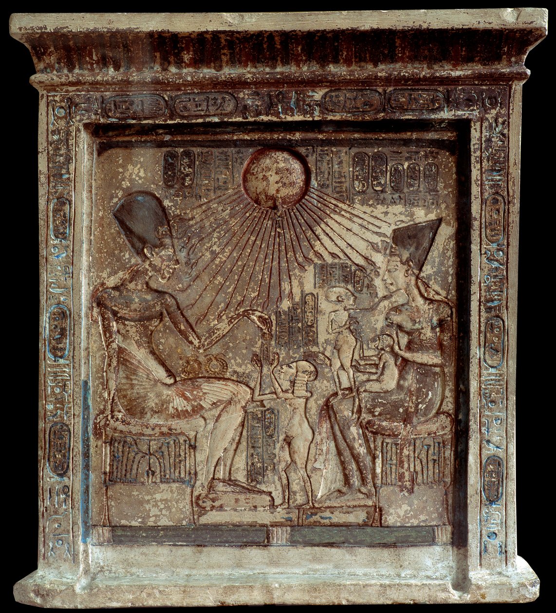 Egyptisk dronning Nefertiti (1353-1336 f.Kr.), med farao Amenophis IV (Akhenaton eller Amenhotep) (1352-1338 f.Kr.) og deres barn. Lavt relieff. 18. dynasti, New Empire. Kairo, egyptisk museum av Egyptian 18th Dynasty