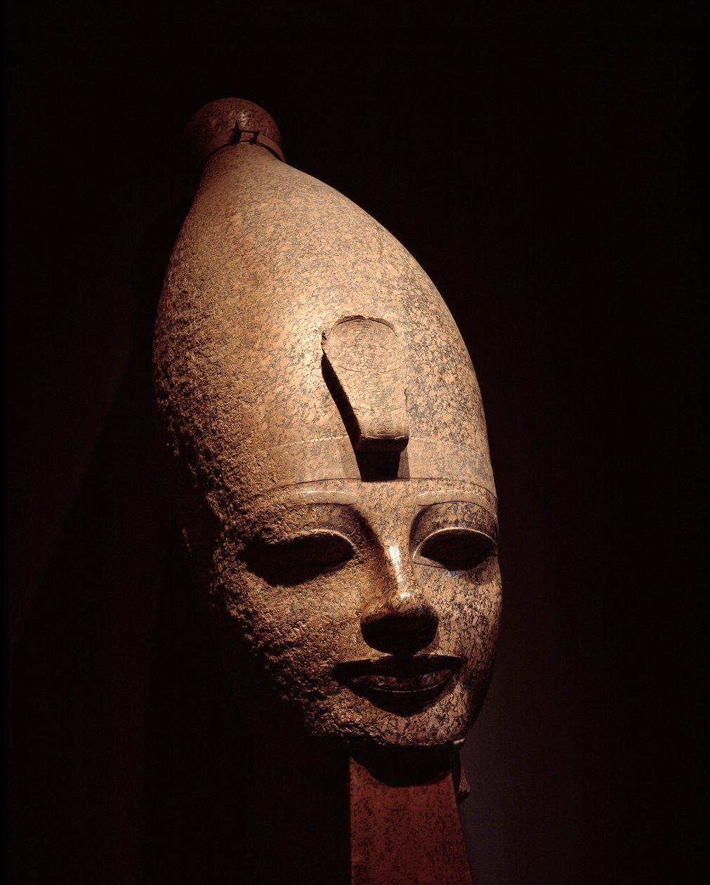 Egyptisk antikvitet: kolossalt overhode for Amenophis III (Amenhotep). Skulptur i rosegranitt. 1300-tallet f.Kr. 18. dynasti. Luxor Museum (Luksor eller Luqsor). Egypt av Egyptian 18th Dynasty