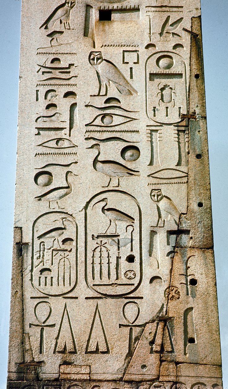 Egyptisk antikvitet: detalj av Lateranense-obelisken dekket med hieroglyfer fra Amon-tempelet i Theben. 1400-tallet f.Kr. Johannesplassen, Roma av Egyptian 18th Dynasty