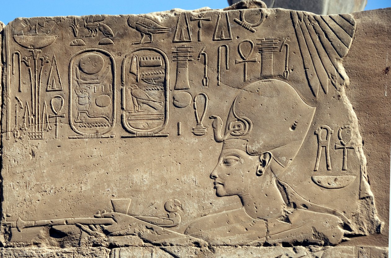 Egyptisk antikvitet: lavt relieff som representerer farao Horemheb av Egyptian 18th Dynasty