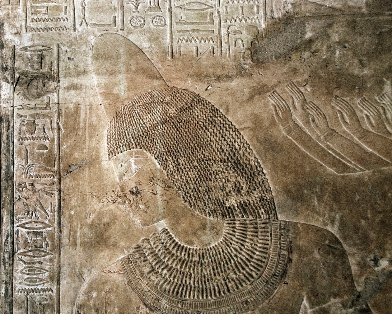 Egyptisk antikvitet: relieff fra graven til Kha em Het (Khaemhat) inspektør av loftene og skriver ved hoffet til Amenophis III (TT57) som viser en karakter som har på seg en kjegle. 18. dynasti. 1530-1290 f.Kr. Vallee des Nobles. Luxor, Vestbredden, Egypt av Egyptian 18th Dynasty