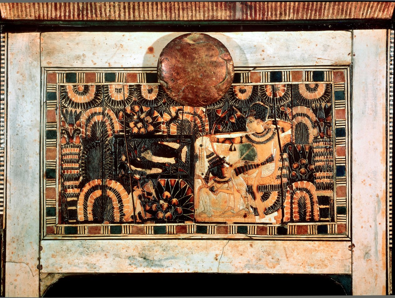 Egyptisk antikvitet: liten treboks med elfenbensinnlegg som representerer jaktdelene til farao Tutankhamon. 18. dynasti. Fra graven til Tutankhamon (All-Ankh-amun eller Tutankhamun) (1345-1327 f.Kr.) Kongenes dal. Theben Kairo, egyptisk museum av Egyptian 18th Dynasty