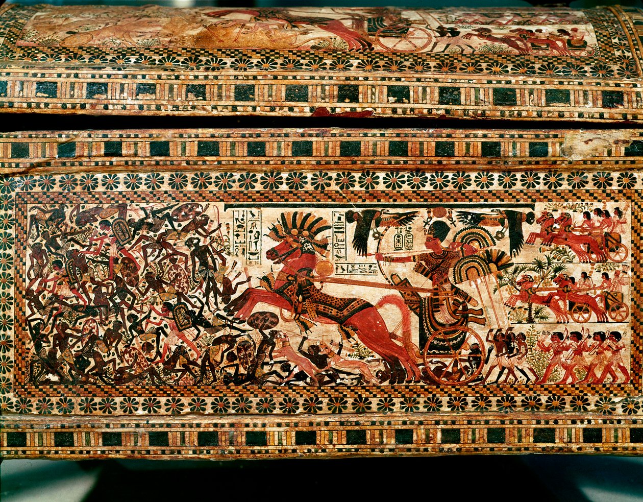 Egyptisk antikvitet: liten treboks med scener som viser farao Tutankhamun som jager nubiere på tanken sin. 18. dynasti. Fra graven til Tutankhamon (All-Ankh-amun eller Tutankhamun) (1345-1327 f.Kr.) Kongenes dal. Theben. Sol. 61 cm Kairo, egyptisk mus av Egyptian 18th Dynasty