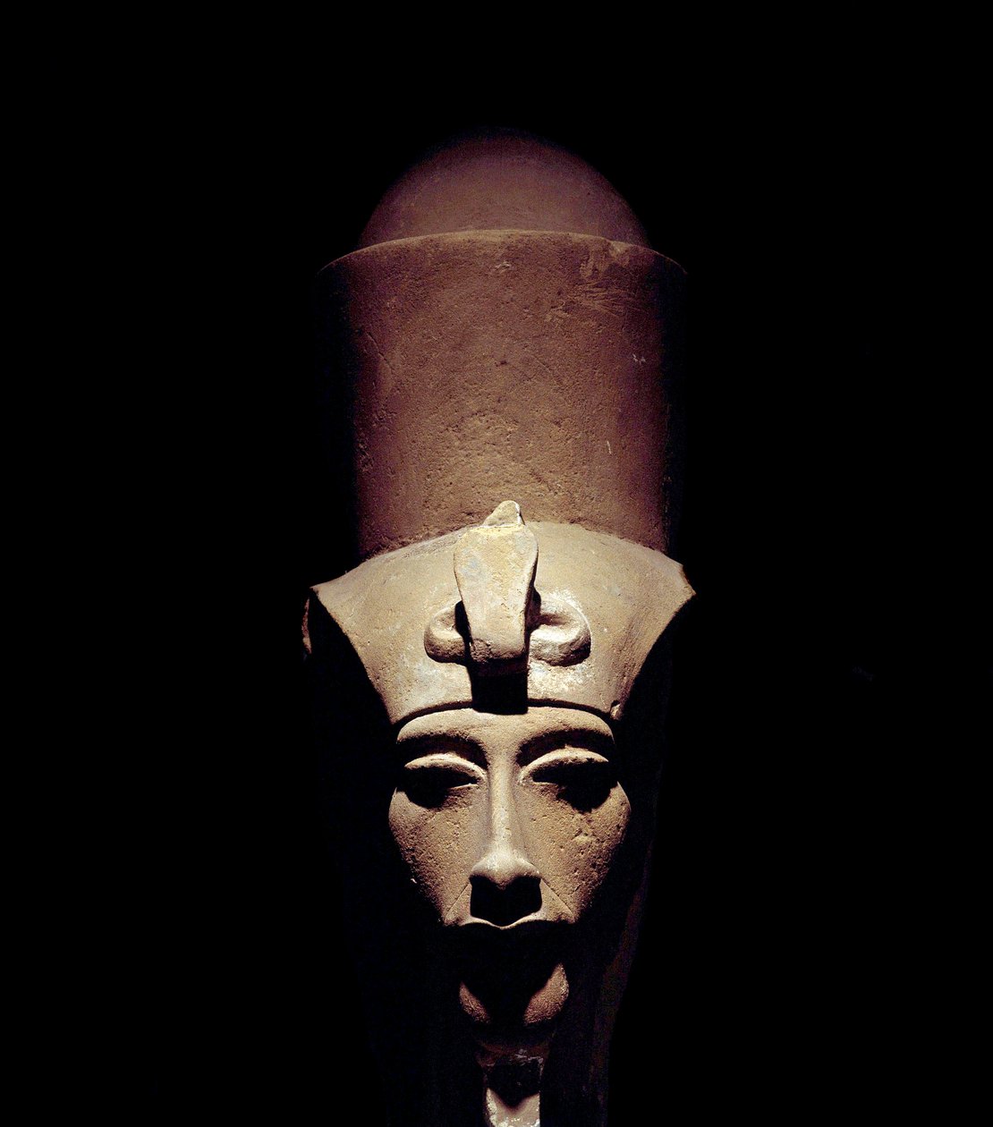Egyptisk antikvitet: statue av Amenhotep IV (Amenophis IV eller Akhenaton) som bærer den doble kronen. 1301 f.Kr. 18. dynasti. Detalj av skulpturen. Fra tempelet til Amon Ra i Theben. Luksor (Luxor eller eller Luqsor). Luxor museum. Egypt av Egyptian 18th Dynasty