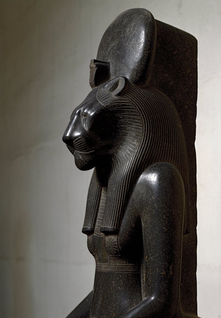 Egyptisk antikvitet: løvinneguden Sekhmet kronet med solskiven. Statue av svart granitt. 1540-1295 f.Kr. Dim. 210 cm Torino, egyptisk museum av Egyptian 18th Dynasty