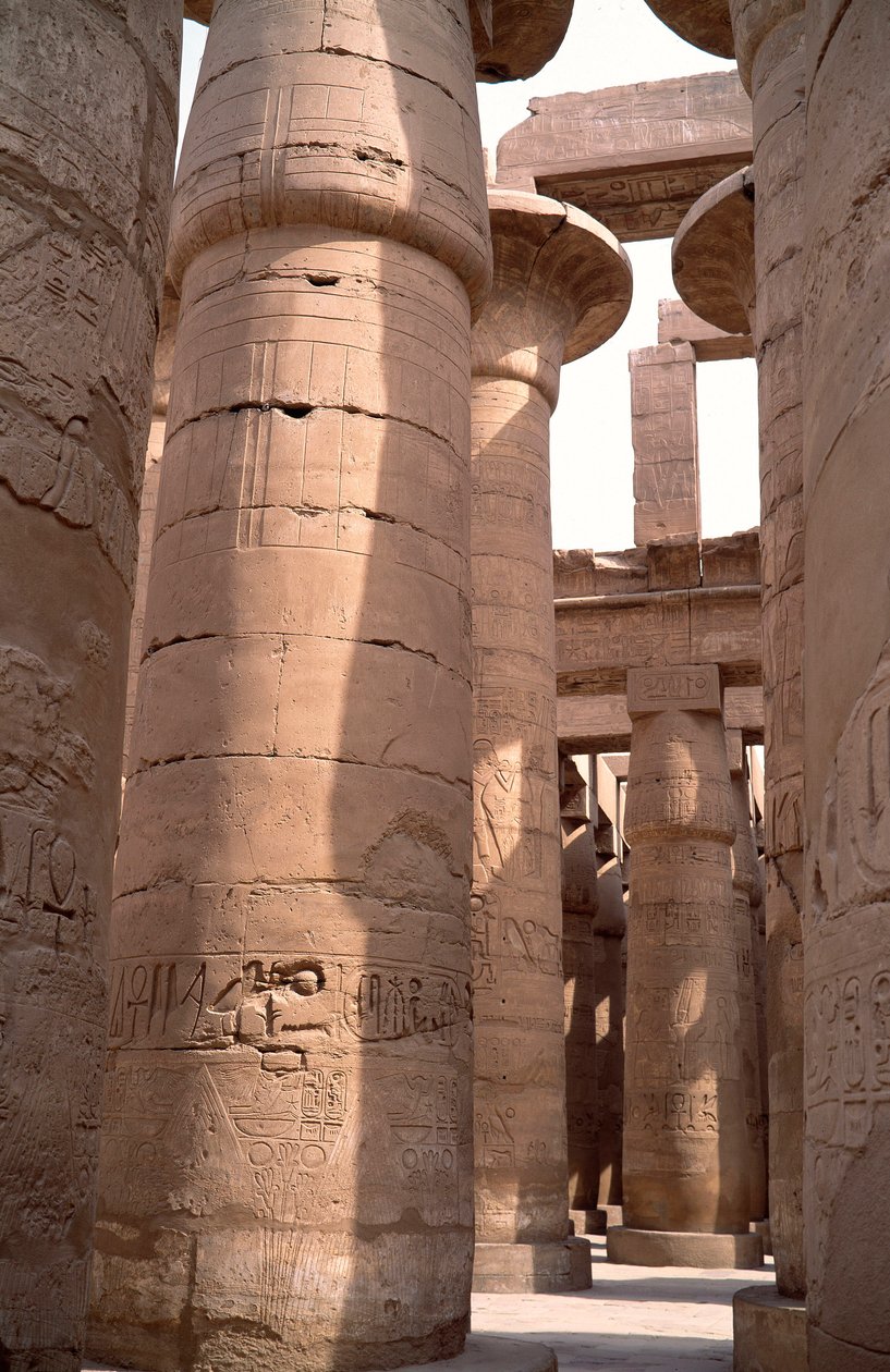 Egyptisk antikvitet: utsikt over søylene i hypostilrommet til Amon-tempelet. Nettstedet til Karnak i Luxor, Egypt av Egyptian 18th Dynasty